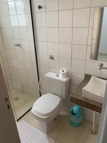 ein kleines Bad mit WC und Waschbecken in der Unterkunft Pousada Salomão in Teixeira de Freitas