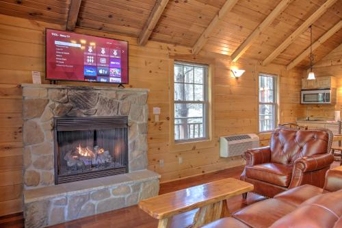 Una televisión o centro de entretenimiento en Whispering Pines Treehouse by Amish Country Lodging