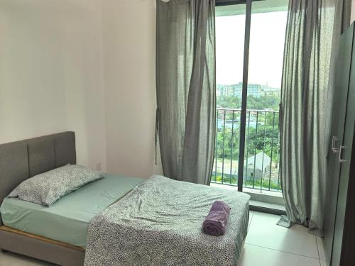 een slaapkamer met een bed en een groot raam bij Cozy&Comfort Suite Perai in Jalan Baharu