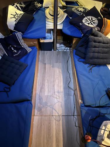 eine Gruppe von 2 Einzelbetten mit blauer Bettwäsche und Kissen in der Unterkunft Botnia Mini Racer in Riga