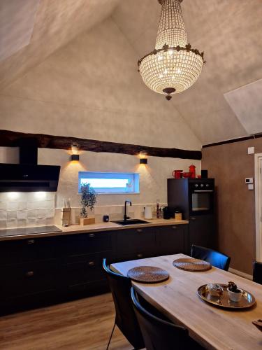 Dapur atau dapur kecil di Loft De Hooizolder met Sauna bij te boeken