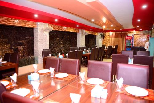 jadalnia ze stołem i krzesłami w obiekcie Mir Continental Hotel & Restaurant w mieście Muzaffarabad