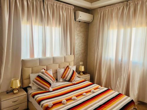 En eller flere senge i et værelse på Ilafe Farmhouse, Villa avec piscine chauffée privée et Jacuzzi pour familles