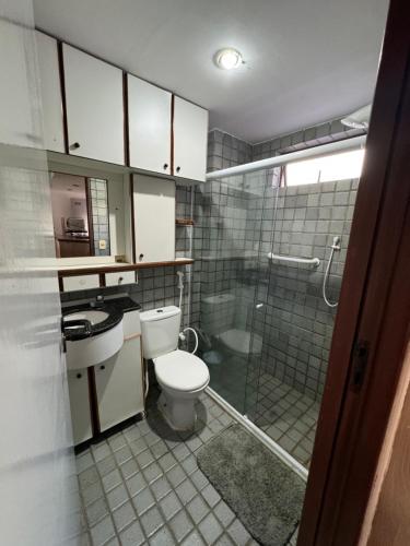 une petite salle de bain avec toilettes et douche dans l'établissement Apartamento Beira Mar - Maceió, à Maceió