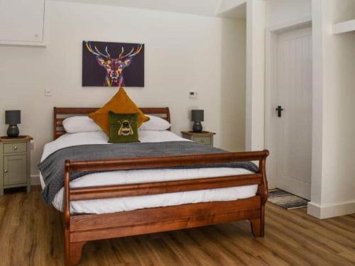 ein Schlafzimmer mit einem großen Holzbett in einem Zimmer in der Unterkunft Blundens Kellingley in Chichester