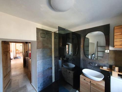La salle de bains est pourvue d'un lavabo et d'un miroir. dans l'établissement URige Hütte, à Maria Elend