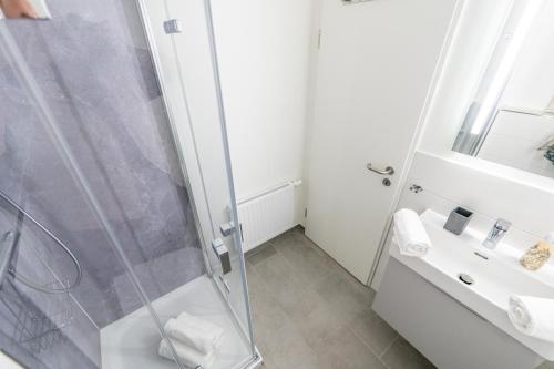 a bathroom with a shower and a sink at Hökis-Zimmervermietung 11 mit Küche in Brande-Hörnerkirchen