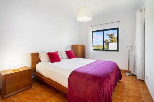 una camera con un grande letto e una finestra di Vilita Oasis Family Apartment a Pêra
