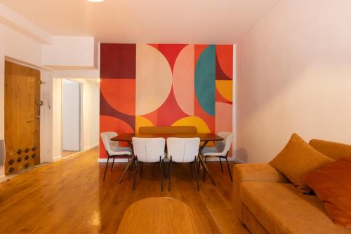 un salon avec une table et un tableau coloré dans l'établissement La Terrasse du Saint-Didier, à Avignon