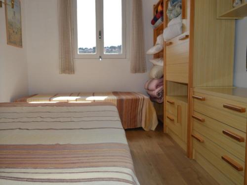- une petite chambre avec un lit et un tiroir dans l'établissement Appartement T2 avec balcon exposé Sud face aux pistes, 4ème étage, parking privé, Les Angles - FR-1-593-9, aux Angles