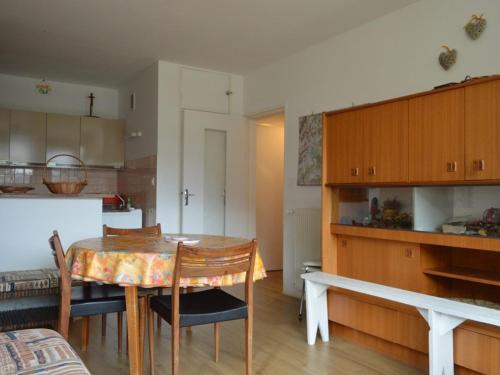 une cuisine et une salle à manger avec une table et des chaises dans l'établissement Appartement T2 avec balcon exposé Sud face aux pistes, 4ème étage, parking privé, Les Angles - FR-1-593-9, aux Angles