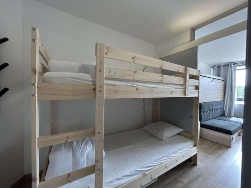 quelques lits superposés dans une chambre dans l'établissement Studio rénové au pied des pistes, balcon ouest, 4 couchages à Montgenèvre - FR-1-330D-129, à Montgenèvre