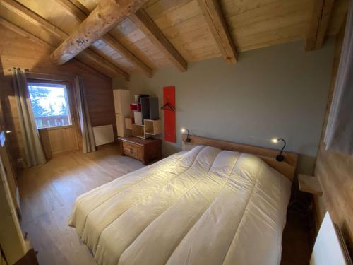 Кровать или кровати в номере Chalet Hauteluce, 4 pièces, 7 personnes - FR-1-342-309