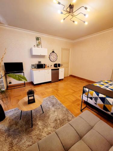 sala de estar con sofá y mesa en Superbe Appartement Calme et Spacieux, en Graulhet