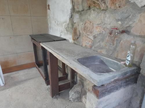 un bagno in pietra con lavandino in camera di Terrazas del Palomar a Salto