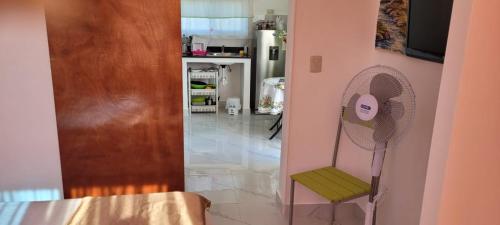 Habitación con ventilador y sala de estar. en AVE FENIX en Punta Cana