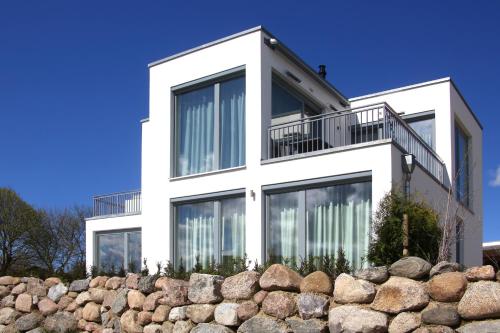 ビンツにあるVilla Felicitasの窓と石壁の白い家
