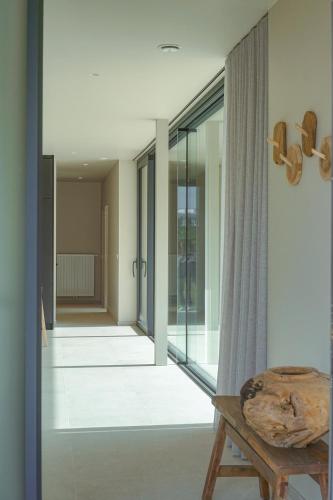 a room with sliding glass doors and a table at VAKANTIEDOMEIN DOUVE in Heuvelland