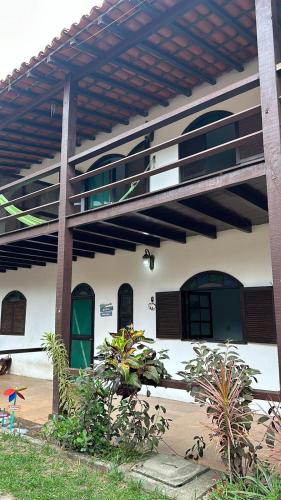 um edifício com uma varanda ao lado em Casa PraiaRasa em Armacao dos Buzios