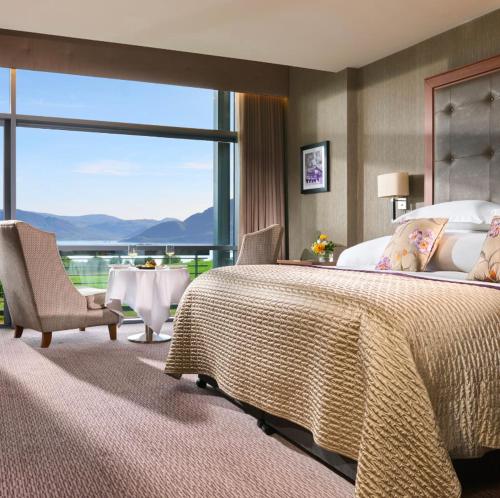 キラーニーにあるAghadoe Heights Hotel & Spaのベッドルーム(大型ベッド1台、大きな窓付)