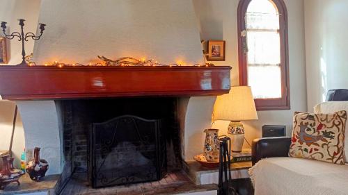 Un lugar para sentarse en Nafpaktos cottage by the sea for travelers and dreamers!