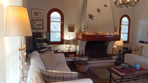 Un lugar para sentarse en Nafpaktos cottage by the sea for travelers and dreamers!