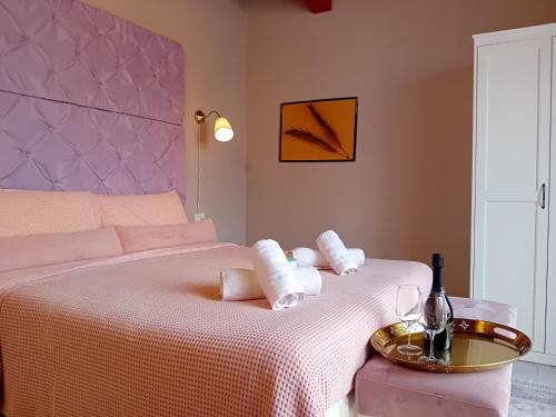a bedroom with a bed with towels on it at B&B Tra mare e montagna - sauna e piscina in San Giorgio di Pesaro