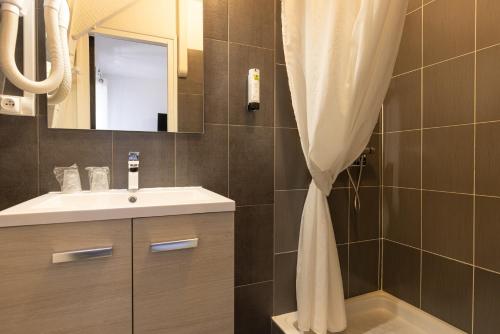 Koupelna v ubytování Hostellerie Maleville, logis hôtel Pontet