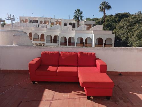 eine rote Couch auf einem Gebäude in der Unterkunft Apartamento en Puerto de Mazarrón in Puerto de Mazarrón