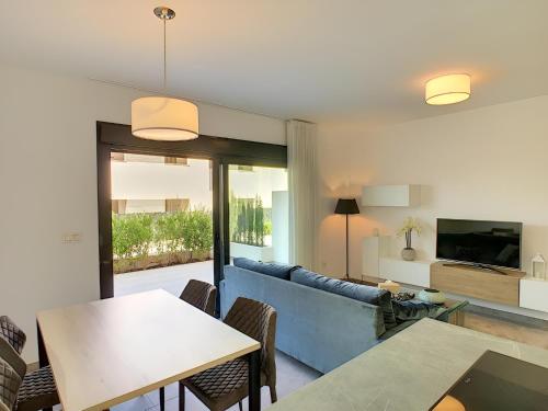 Balcon de la Laguna, Ground floor apt, stunning garden, pools - By OYOOSTAYS
