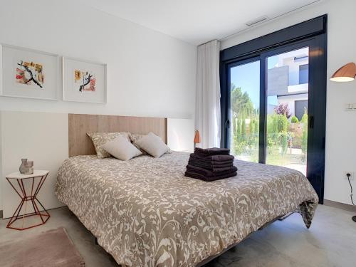 Balcon de la Laguna, Ground floor apt, stunning garden, pools - By OYOOSTAYS
