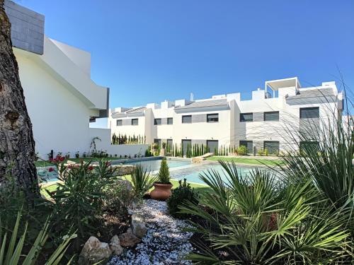 Balcon de la Laguna, Ground floor apt, stunning garden, pools - By OYOOSTAYS