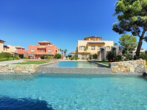 Balcon de la Laguna, Ground floor apt, stunning garden, pools - By OYOOSTAYS