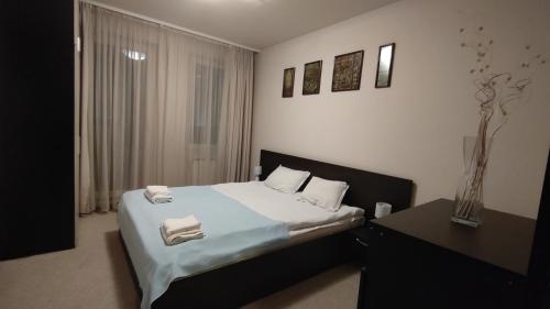 una camera da letto con un letto con due asciugamani sopra di Bansko Ski Apartments in Bansko Royal Towers a Bansko
