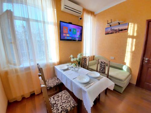 Ruang duduk di Двокімнатна квартира в центрі біля готелю Палаццо Мережа Alex Apartments Безконтакнте заселення 24-7
