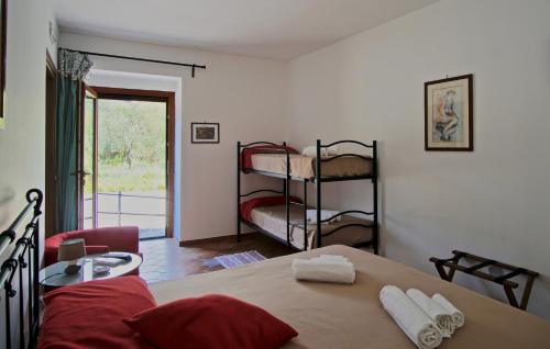 1 dormitorio con mesa y 2 literas en B&B Al Casalicchio en Foria