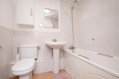 La salle de bains est pourvue de toilettes, d'un lavabo et d'une baignoire. dans l'établissement 2 Bed 2 Bath Close to Big Ben, à Londres