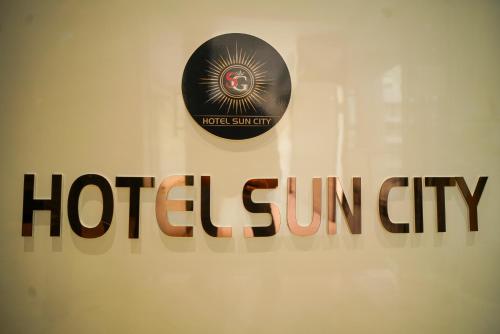 Hotel Suncityに飾ってある許可証、賞状、看板またはその他の書類