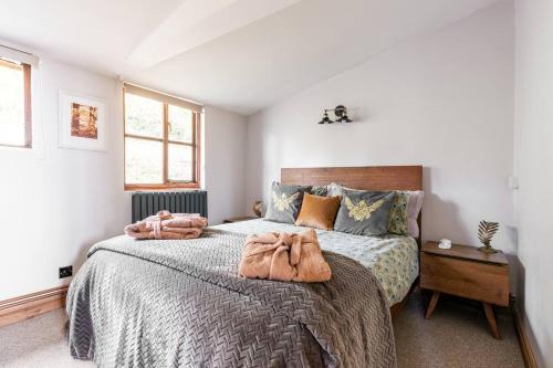 1 dormitorio con 1 cama con 2 toallas en Mountain View Lodge, en Ludlow