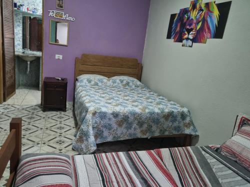 a bedroom with two beds and a sink at Casa Cláudio Rambo in Ilhabela