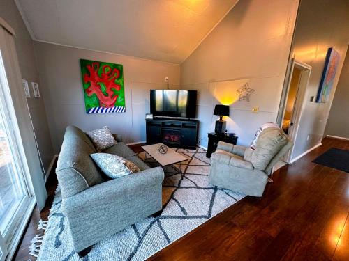 Seating area sa 7M Budget home in fantastic location, <20 min to Bretton Woods and Cannon!