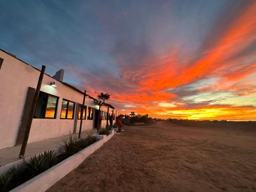 un bâtiment avec un coucher de soleil en arrière-plan dans l'établissement Hotel Vista Mag-Bay, à San Carlos