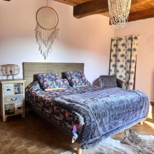 une chambre avec un lit et une table de chevet dans l'établissement Appartement à la ferme, à Thoard