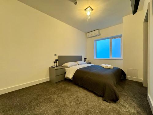 a bedroom with a bed and a window at Seafarers Stays in Southampton