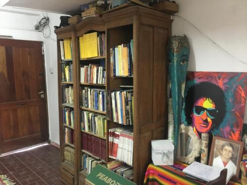 una biblioteca con dos estanterías llenas de libros en Residencia La Isabel en San Luis