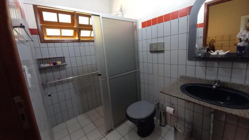uma casa de banho com um WC e um lavatório em Casa Vista Panorâmica em Florianópolis