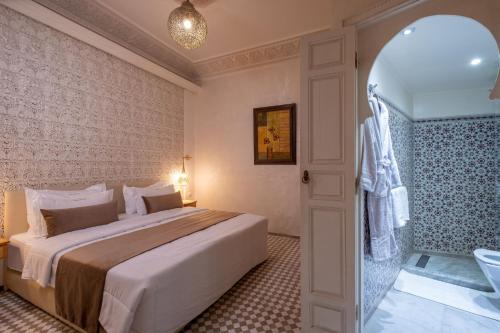 Un ou plusieurs lits dans un hébergement de l'établissement Riad Glatt K