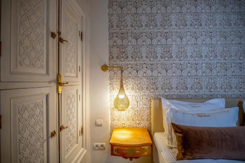 Un ou plusieurs lits dans un hébergement de l'établissement Riad Glatt K