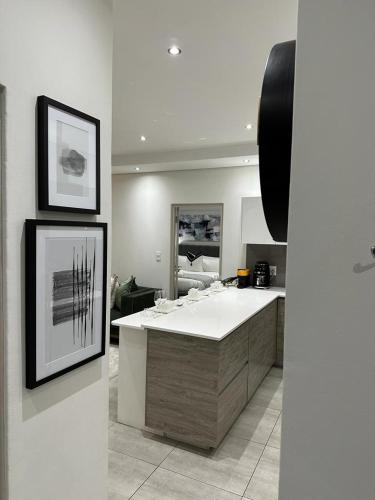 una cocina con un gran mostrador blanco en una habitación en Delight Luxurious Apartments, en Johannesburgo