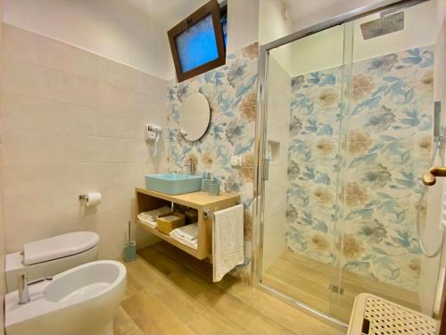 a bathroom with a shower and a toilet and a sink at Casa vacanza Il Mandarino in Viagrande